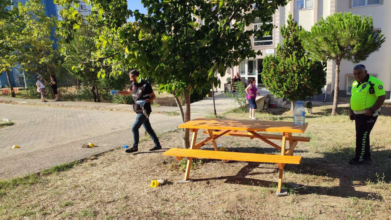 Emekli polis komşularına kurşun yağdırdı! 1 ölü, 2 yaralı var 2